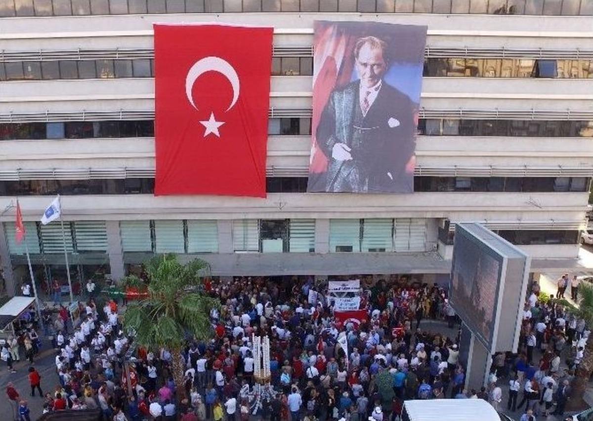 Konser İptal Oldu, Karşıyaka Ter&ouml;re Lanet İ&ccedil;in Toplandı