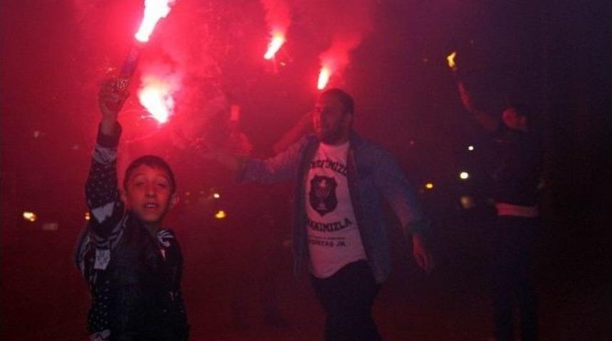 Beşiktaş&rsquo;ın Şampiyonluk Konvoyu Caddeleri İnletti