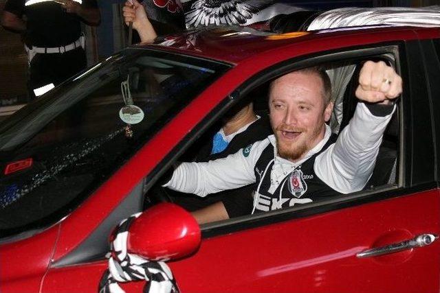 Beşiktaş&rsquo;ın Şampiyonluk Konvoyu Caddeleri İnletti 1