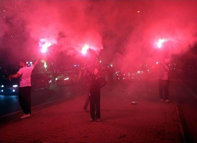 Beşiktaş&rsquo;ın Şampiyonluk Konvoyu Caddeleri İnletti 2