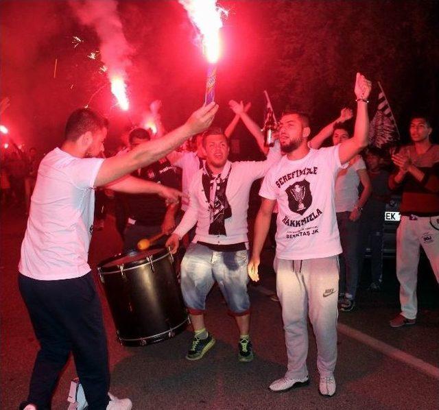 Beşiktaş&rsquo;ın Şampiyonluk Konvoyu Caddeleri İnletti 3