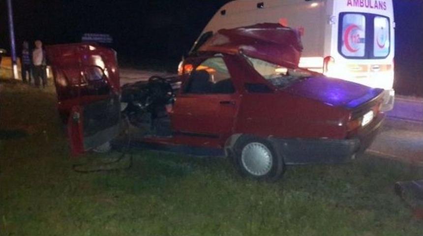 Otomobil, Tavuk Y&uuml;kl&uuml; Tır&rsquo;a &Ccedil;arptı: 1 Yaralı