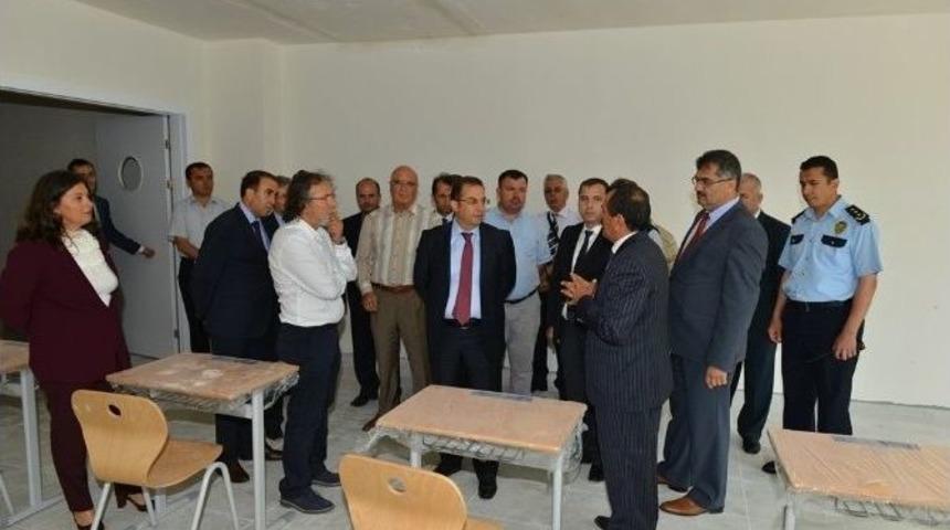 Vali T&uuml;rker&rsquo;den Akev &Uuml;niversitesine Ziyaret