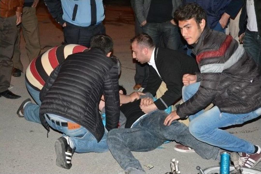 Kamyon Mobilete &Ccedil;arptı: 2 Yaralı