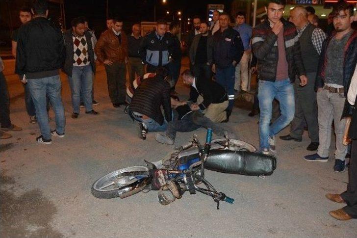 Kamyon Mobilete Çarptı: 2 Yaralı G1