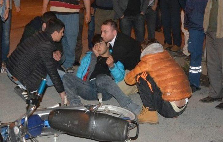 Kamyon Mobilete Çarptı: 2 Yaralı G2