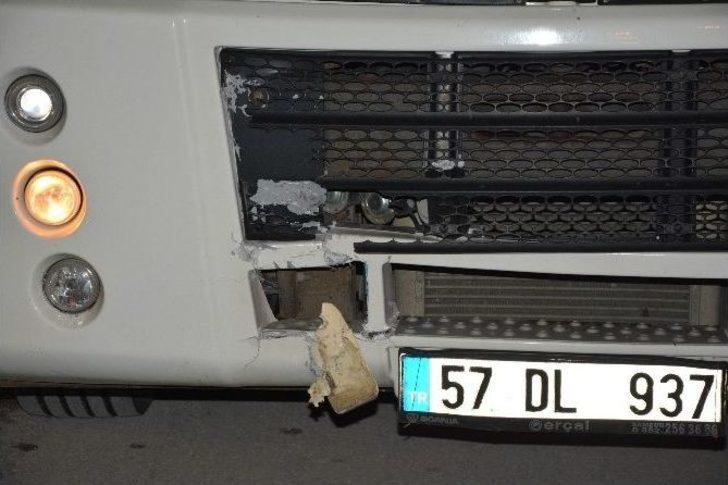 Kamyon Mobilete Çarptı: 2 Yaralı G5