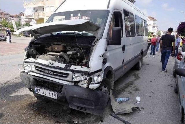 Antalya’da Trafik Kazası: 11 Yaralı