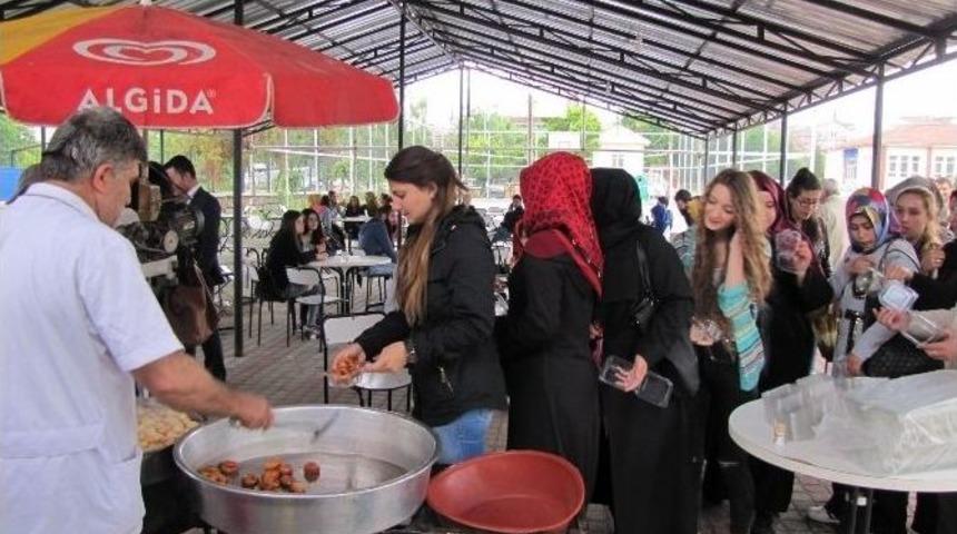 Hisarcık Meslek Y&uuml;ksekokulunda Lokma İkramı
