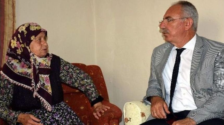 Başkan Kale, Evi Yanan Yaşlı Kadını Ziyaret Etti