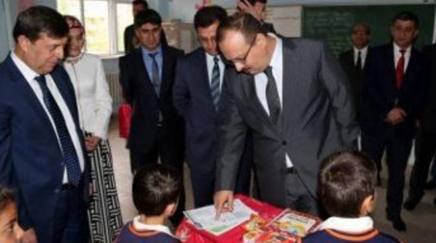 Hakk&acirc;ri Polisinden &Ouml;ğrencilere Modern K&uuml;t&uuml;phane