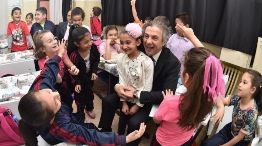 Başkan Demircan: "beyoğlu&rsquo;nda Her Okulumuza Katkıda Bulunuyoruz"