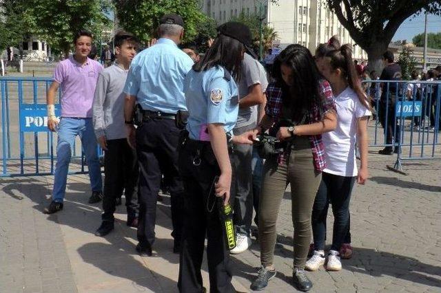 19 Mayıs Kutlamaları Yoğun Güvenlik Tedbirleri Arasında Başladı