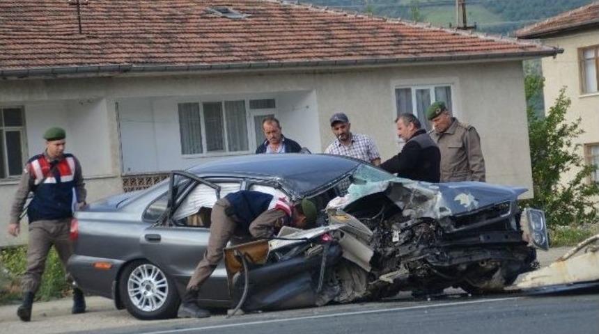 Otomobil Tır&rsquo;a &Ccedil;arptı: 2 &Ouml;l&uuml;, 2 Ağır Yaralı