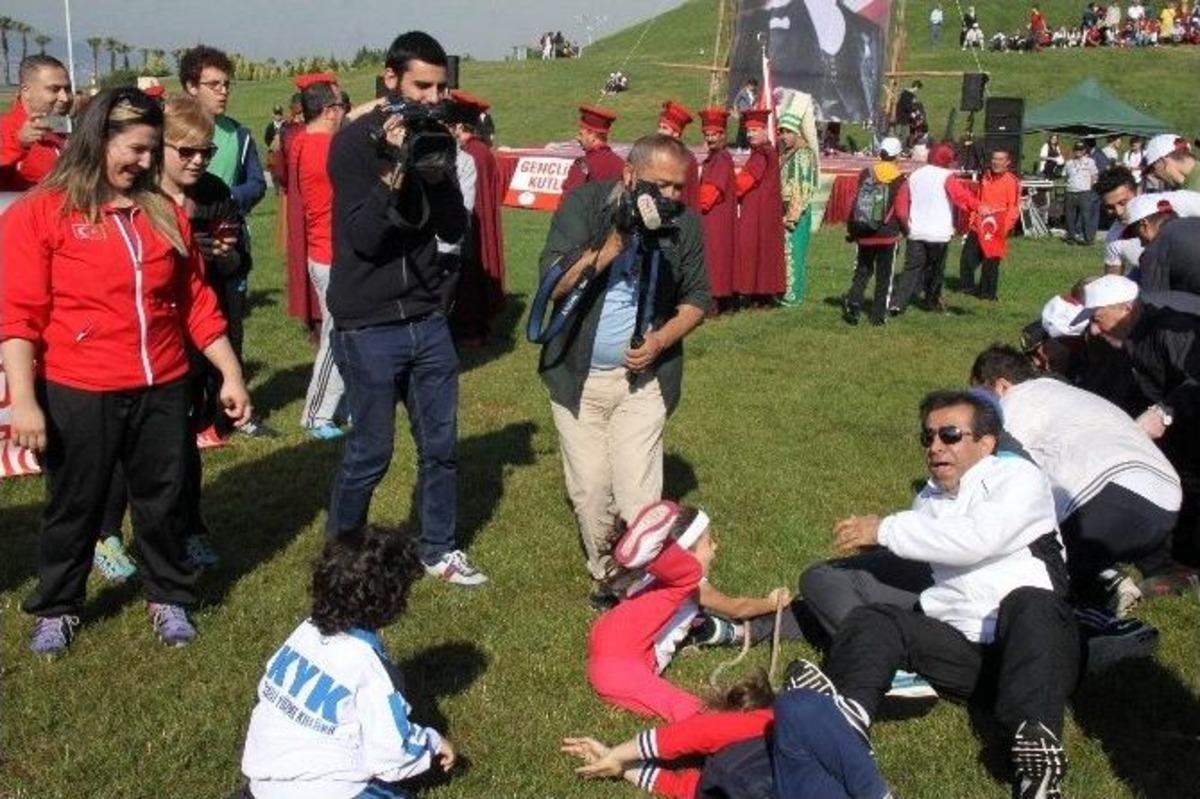 Halat &Ccedil;ekme Yarışında Halat Kopunca Vali Yere D&uuml;şt&uuml;