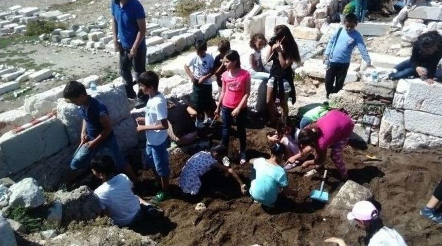 Dat&ccedil;alı &Ouml;ğrenciler Knidos Antik Kenti&rsquo;nde Kazı Yaptı