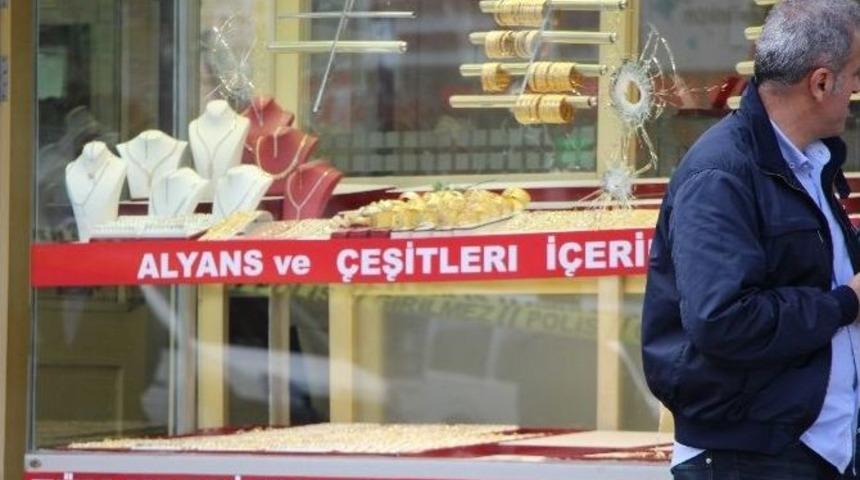 İstanbul&rsquo;da G&uuml;peg&uuml;nd&uuml;z Kuyumcu Soygunu