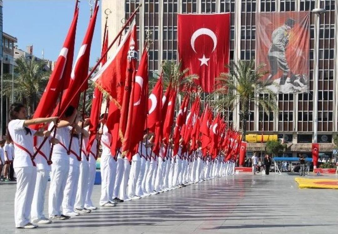 İzmir&rsquo;de 19 Mayıs&rsquo;a Buruk Kutlama