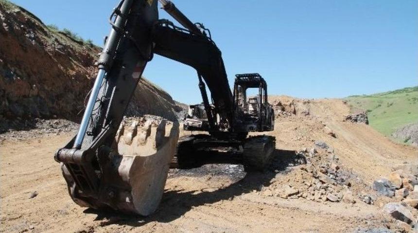 Muş&rsquo;ta Pkk&rsquo;lılar İş Makinesi Yaktı