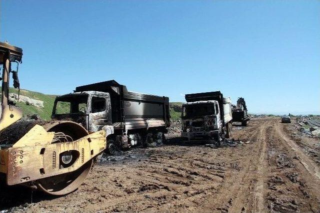 Muş’ta Pkk’lılar İş Makinesi Yaktı