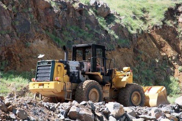 Muş’ta Pkk’lılar İş Makinesi Yaktı