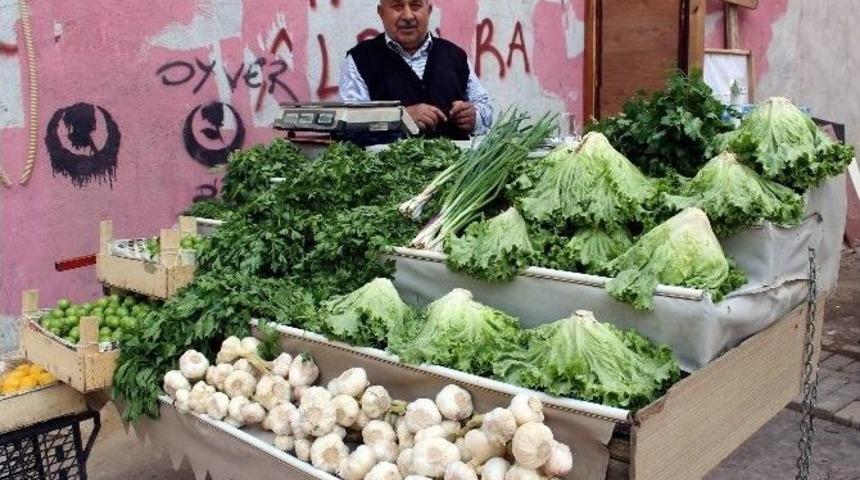 Kendisi &Uuml;retip Kendisi Satıyor