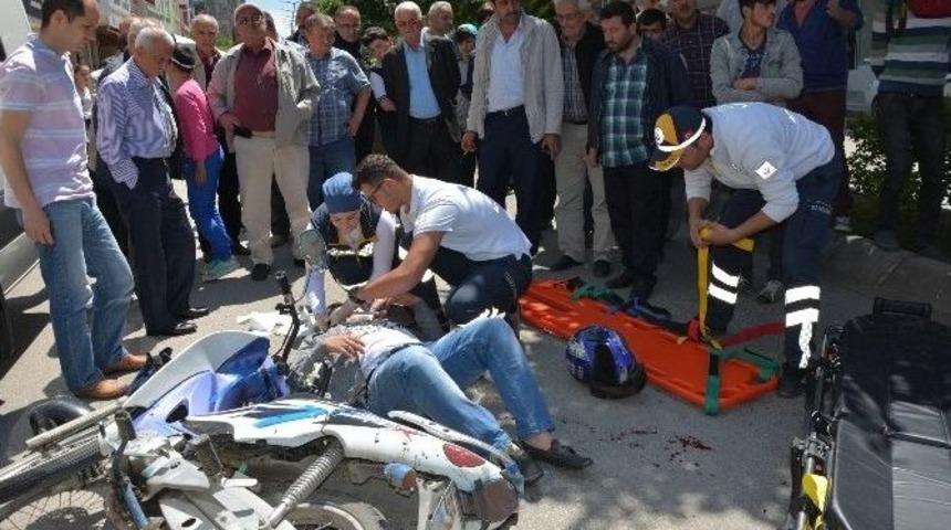 Kazada Motosiklet S&uuml;r&uuml;c&uuml;s&uuml;n&uuml; Kask Kurtardı