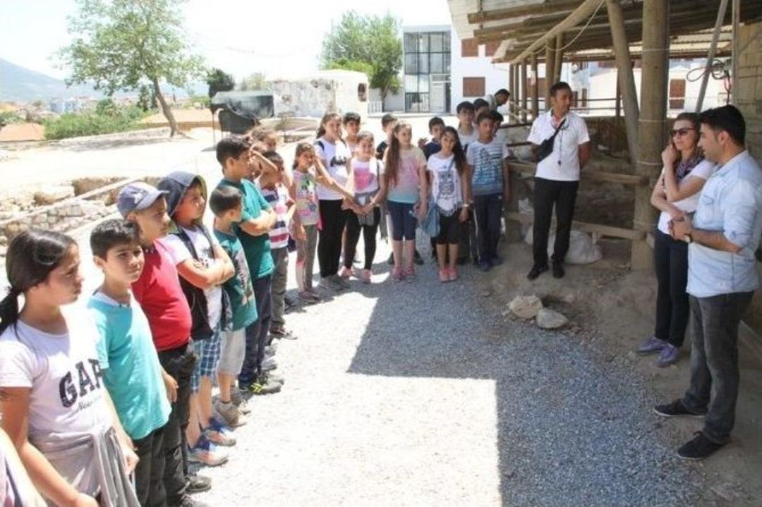 Milaslı Minik Arkeologlar Define Buldu