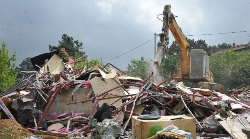 Uludağ&rsquo;daki Ka&ccedil;ak Villalar Yıkılıyor