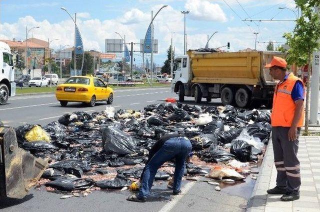 2 Ton Balık Atığı Yola D&ouml;k&uuml;ld&uuml; 1