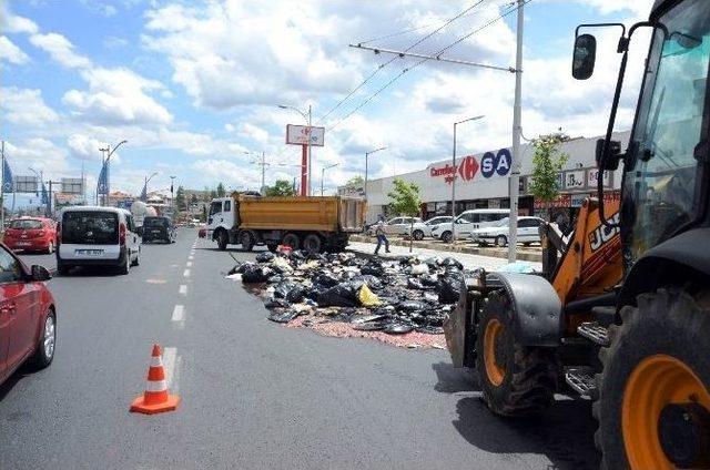 2 Ton Balık Atığı Yola D&ouml;k&uuml;ld&uuml; 2