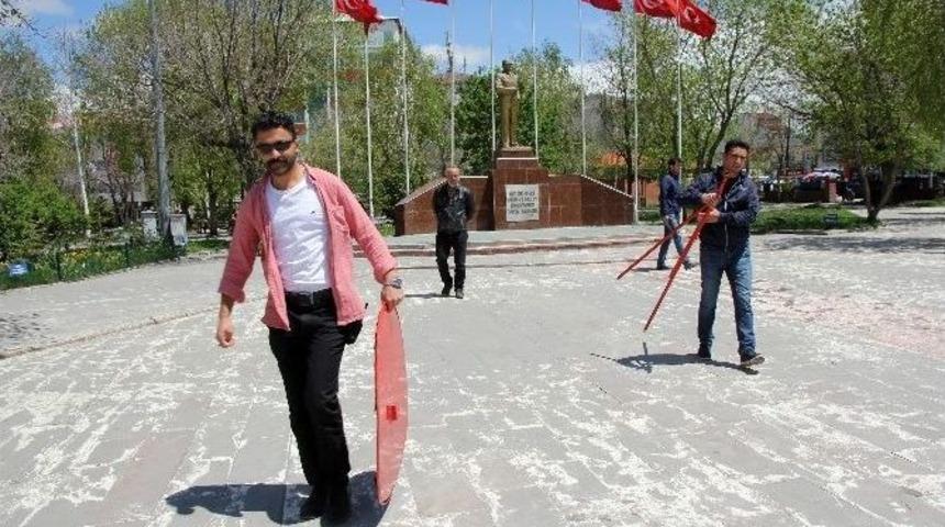 Chp Atat&uuml;rk Anıtı&rsquo;na &Ccedil;elenk Sundu, Polisler Kaldırdı