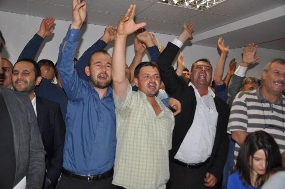 İzmir&rsquo;de "binali Yıldırım" Sevinci