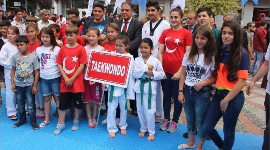 Edirne&rsquo;de 19 Mayıs Kutlamaları Caddelere Taştı