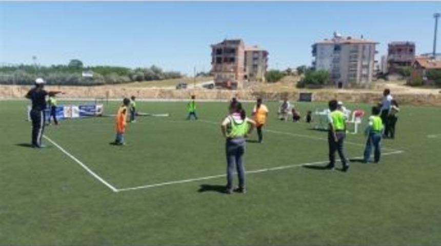 Geleneksel &Ccedil;ocuk Oyunları Ve Fiziksel Etkinlik Oyunları