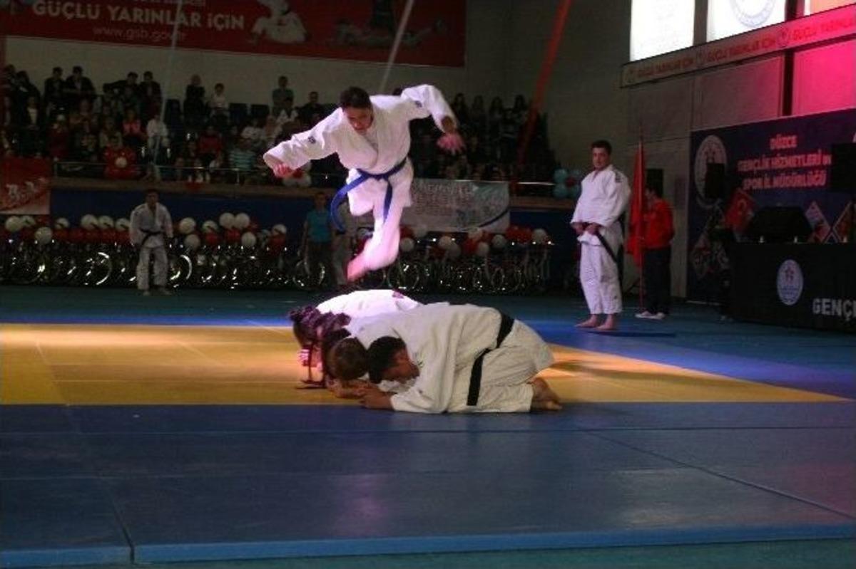 D&uuml;zce&rsquo;de 19 Mayıs Coşku İle Kutlandı