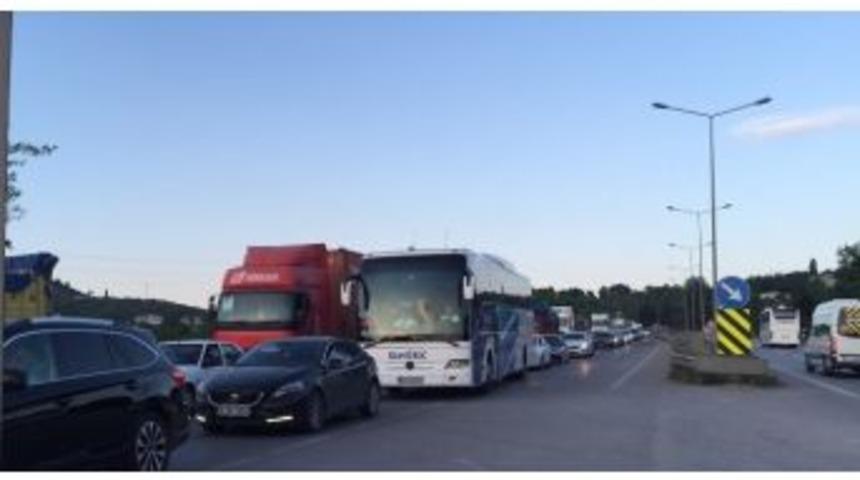 İstanbul Yolunda Trafik Fel&ccedil; Oldu