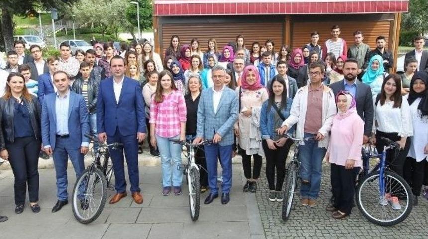 Stajyer &Ouml;ğrencilere Başkan&rsquo;dan Hediye S&uuml;rprizi