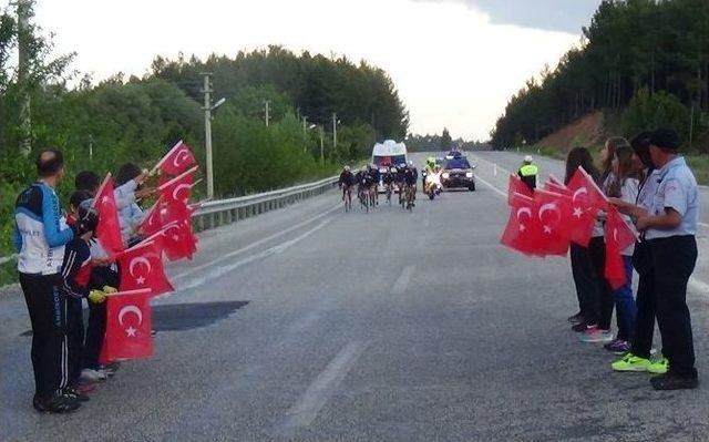 Bayrak Vali Yardımcısı Ertürk’e Teslim Edildi