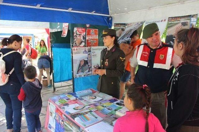 Jandarma Standına Vatandaş İlgisi