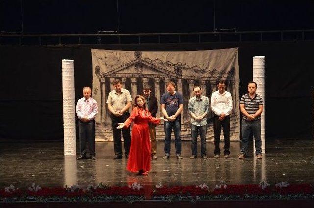 Bilecik&rsquo;te "aşk Grevi" Adlı Oyun Sahnelendi 1