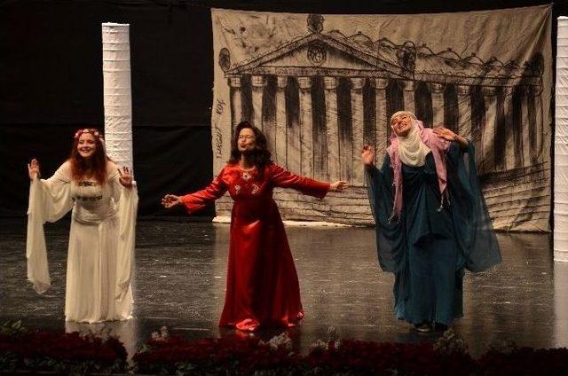 Bilecik&rsquo;te "aşk Grevi" Adlı Oyun Sahnelendi 2