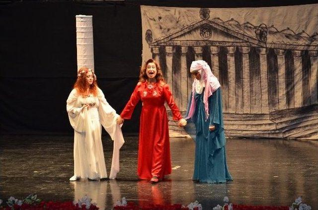 Bilecik&rsquo;te "aşk Grevi" Adlı Oyun Sahnelendi 3