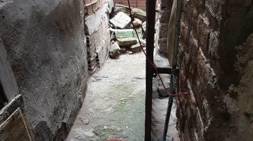 Polisten Ka&ccedil;arken Silahı Atan 2 Ş&uuml;pheliye G&ouml;zaltı