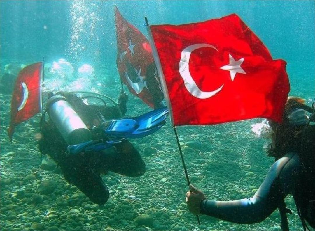 Denizin 7 Metre Altında Bayrak A&ccedil;tılar
