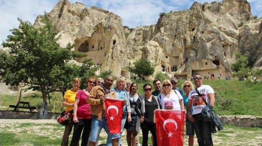 Tayvan Ve Hollandalı Turistler T&uuml;rk Gen&ccedil;liğinin Bayramını Kutladı