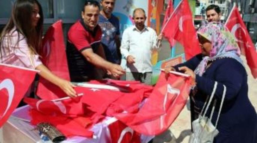 Germencik Belediyesi 19 Mayısta T&uuml;rk Bayrağı Dağıttı