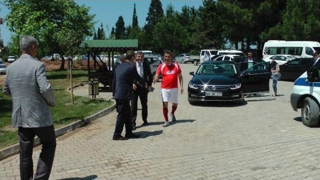 Kaymakam Saha A&ccedil;ılışına Formayla Katıldı, Kravatlı Protokol Şaşkına D&ouml;nd&uuml;