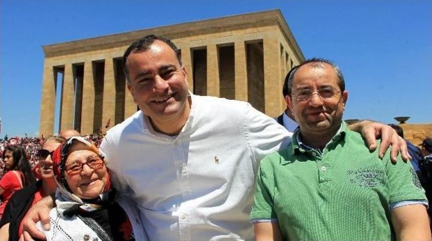 &Ccedil;ankaya Belediye Başkanı Taşdelen Gen&ccedil;lerle Ata&rsquo;ya Y&uuml;r&uuml;d&uuml;