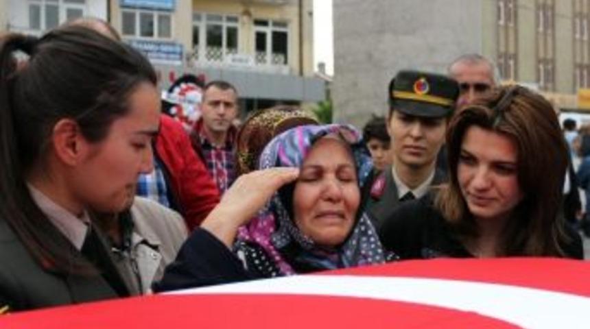 Şehit Annesi Nejla D&uuml;ndar&rsquo;dan Oğlu G&ouml;khan&rsquo;a Son Selam